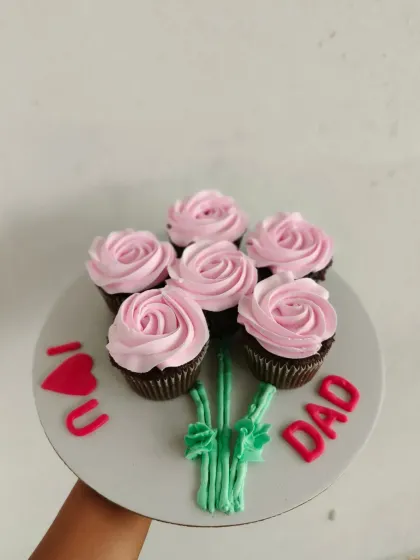 Here's a creative way to say "I love you, Dad!". I arrange my classic chocolate cupcakes into a bouquet, complete with frosting stems and a personalized message. It's a sweet and unique gift for Father's Day.