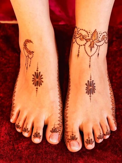 A minimalist and modern take on foot mehandi, with delicate Arabic-style patterns.