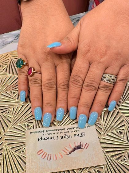 A beautiful set of square-shaped nails in a solid sky blue color. The glossy finish gives it a fresh and clean look, perfect for any season.