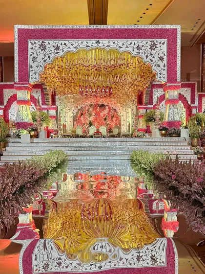 This is the epitome of a royal Indian wedding mandap. We designed this sacred space to bloom with fragrant florals, featuring regal seating and an aura of timeless elegance, all set for a beautiful beginning. 🤍