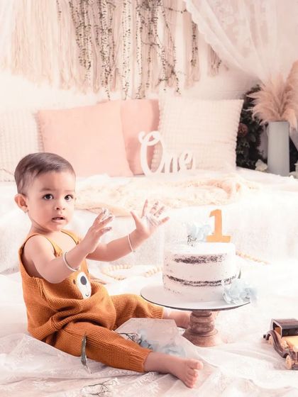 A simple and sweet first birthday moment. This bohemian-style setup with a naked cake is perfect for a more natural and understated milestone celebration.