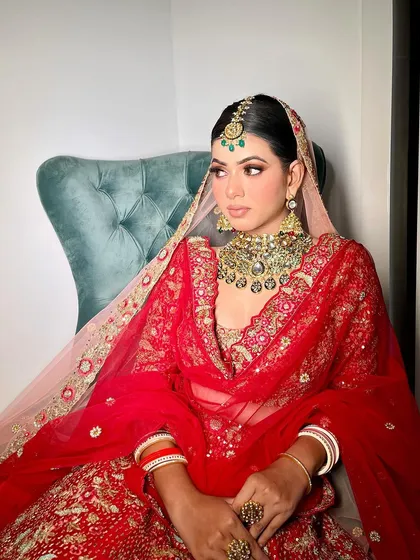 Every angle matters on your wedding day. I ensure your accessories look perfect from the side profile to the front.
