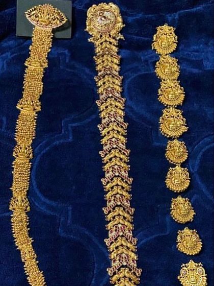 I offer different styles of hair accessories. This video shows a variety of jade options, from simple to grand, to match the scale of your wedding attire.