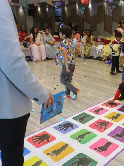 Getting everyone tangled up in fun with a classic party game! I bring a variety of interactive games like this floor mat challenge to keep the energy high and the kids laughing at every birthday party.