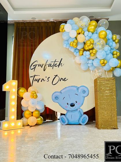 Another look at the adorable teddy bear themed birthday setup. The combination of the marquee number, custom backdrop, and balloon art creates a perfect focal point for cake cutting and photos.