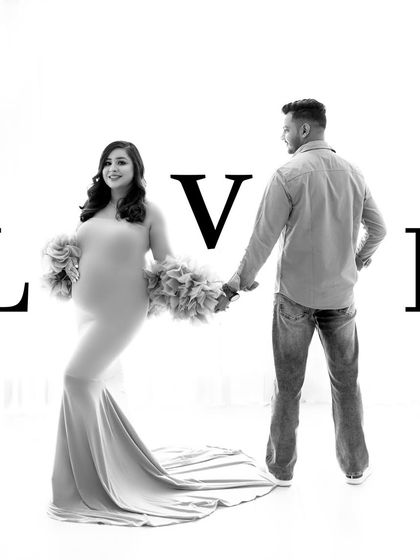 A creative and modern black and white portrait. I love incorporating simple graphic elements like text to add a unique, artistic touch to your maternity photos.