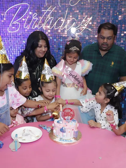 The cake-cutting ceremony is a highlight of any party. We provide a decorated private zone perfect for this special moment, surrounded by friends and family.