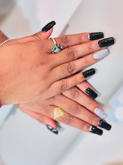 A final look at this chic black and silver glitter set, a perfect example of a modern, edgy design.