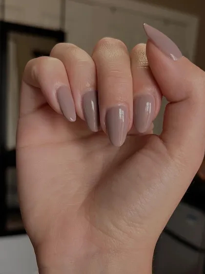 A simple and chic mauve-nude color on natural nails. Perfect for a minimalist look.