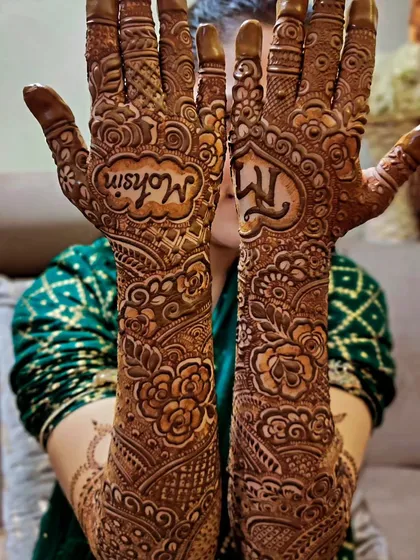 This bride wanted her groom's name, 'Mohsin', and their initials 'TM' included in her intricate bridal design.