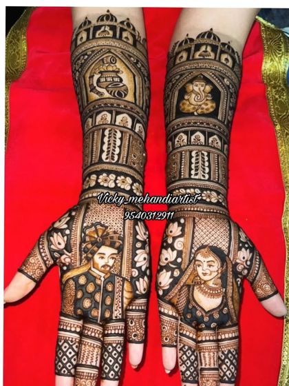 A classic bride and groom portrait design, where the figures are the centerpiece of the palms. The arms feature a Kalash and Ganesha, bringing in traditional blessings for the new beginning.
