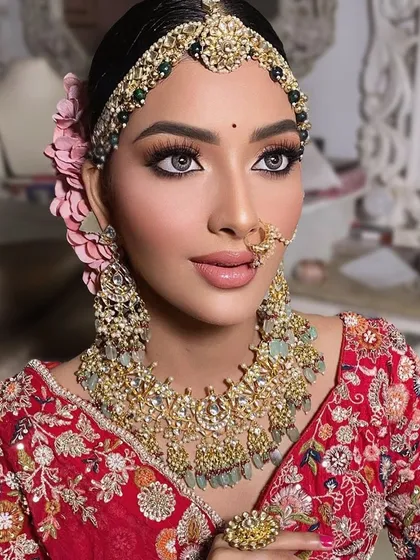 A soft, modern bridal look featuring my pastel green Kundan rental set. This is a popular choice for MUAs creating contemporary bridal styles.