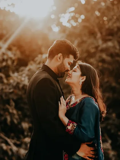 We are obsessed with golden hour light, and this is why. The warm, soft glow creates an incredibly romantic and filmy atmosphere, perfect for capturing those close, intimate pre-wedding portraits that feel full of emotion.