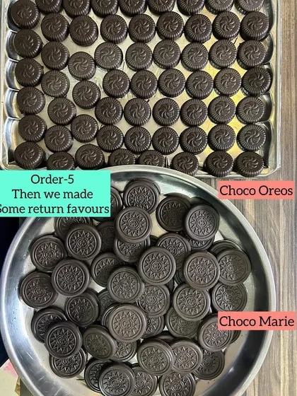 Homemade chocolate-covered biscuits, including Choco Oreos and Choco Marie, perfect as return favors.