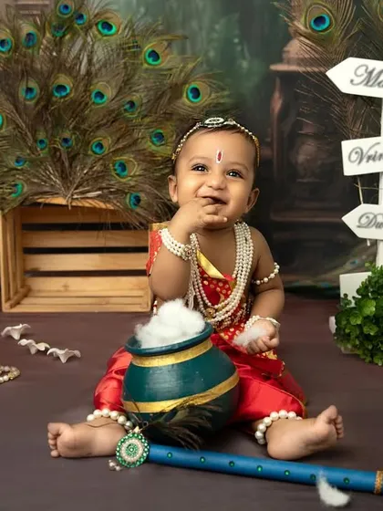 Celebrating Janmashtami with your little Krishna is a memory to treasure. This studio session features a detailed, traditional setup with peacock feathers and playful props to capture the divine spirit of the festival.