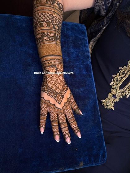 A full-arm back-of-hand design featuring elegant floral belts, delicate jaali work, and bold traditional borders. The look is regal yet feels balanced and uncluttered.