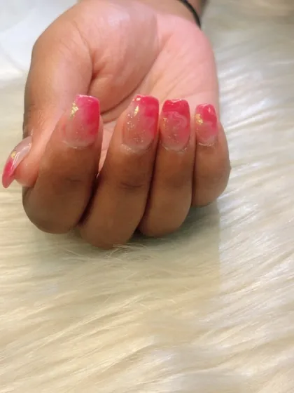 A lovely pink ombre set with a touch of gold foil. The combination of the soft gradient and metallic accent is very elegant.