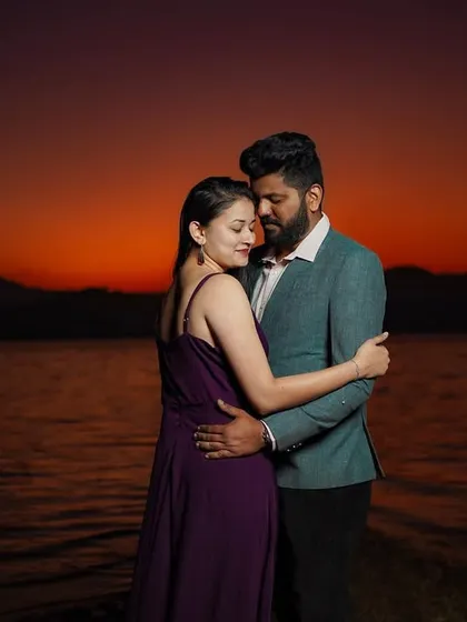 An intimate embrace against a fiery sunset. I use the dramatic colors of the sky to create a powerful and romantic mood for pre-wedding portraits, focusing entirely on the couple's connection.