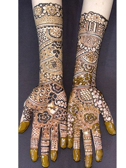 A non-bridal but still very intricate design that covers the hands and forearms. This shows how I can adapt the density and coverage for bridesmaids or family members who want a heavy look.