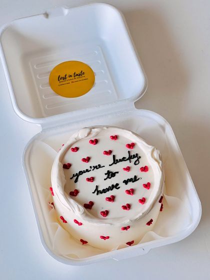 A sassy and fun message for a loved one. This bento cake, with its piped border and "you're lucky to have me" text, is perfect for an anniversary or just for fun.