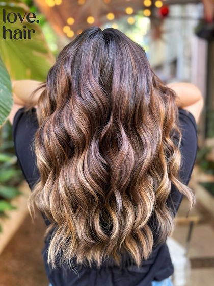 The depth and dimension in this sun-kissed brunette look are just perfect. It’s a timeless style that always looks amazing. (No filter)