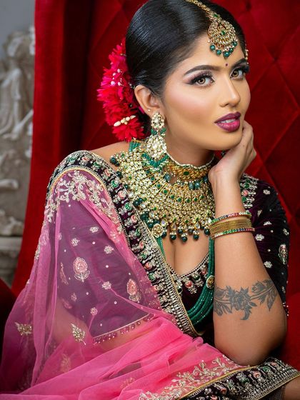 A confident and modern bridal portrait. The bride's look is defined by her stunning emerald and polki jewelry set, which we complemented with a sharp, defined eye makeup look.
