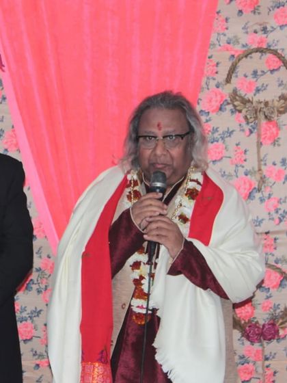 Pt. Vijay Shankar Mishra ji addressing the audience, sharing his wisdom and blessing the occasion.