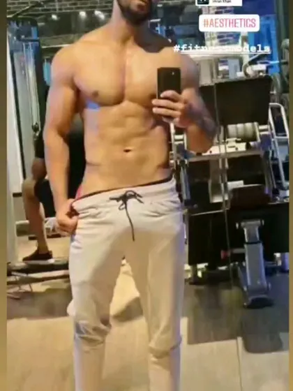 A gym selfie showing a lean and aesthetic midsection. This is the result of a disciplined approach to nutrition and training.