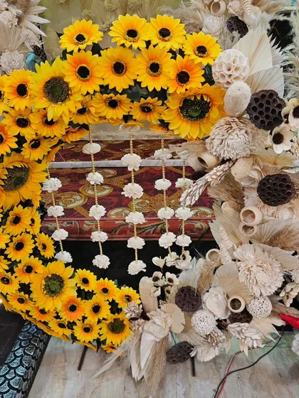I love creating unique designs like this half-and-half boho ring, combining sunny sunflowers with rustic dried florals for a truly artistic piece.