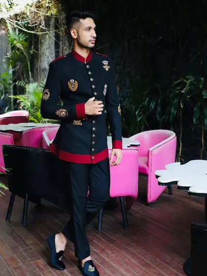 Here’s a look I styled for the talented singer Arjun Kanungo for a feature in Fitlook Magazine. We chose a military-inspired bandhgala jacket to create a sharp, regal, and contemporary look that stands out.