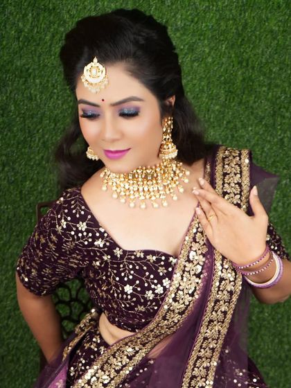 A bride wearing a Kundan and pearl choker set. The combination of Kundan work and pearls gives a very soft and royal look.