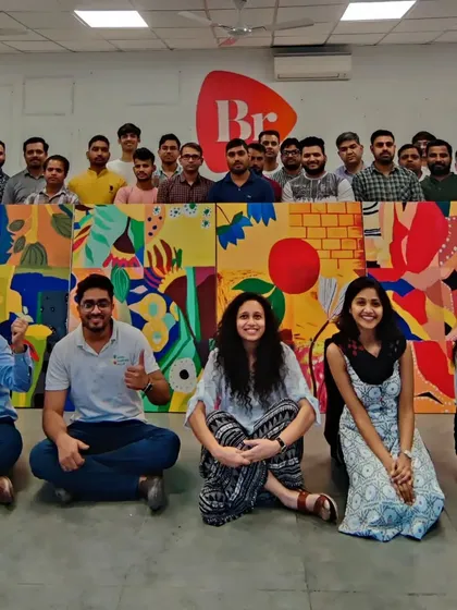 This is what successful team building looks like. I guided the team at BR Specialities to create this large, vibrant mural together. It’s a powerful way for colleagues to connect, collaborate, and create something beautiful to display in their workspace.