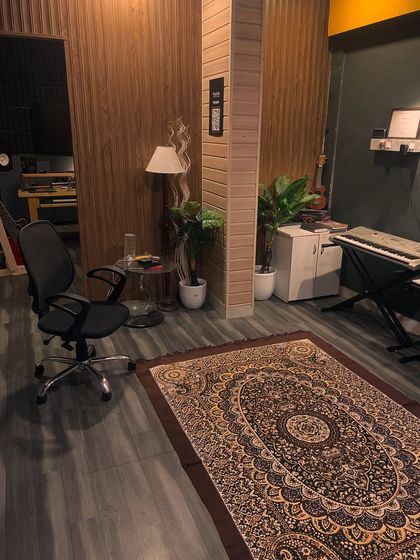 A closer look at the cozy corner of our studio, with its warm lamp, green plants, and comfortable seating. We believe these small details help create a relaxed and inspiring atmosphere.