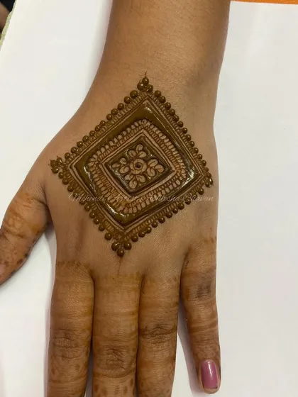 A simple yet elegant diamond-shaped mandala. This is a great choice for a quick and beautiful mehendi design.