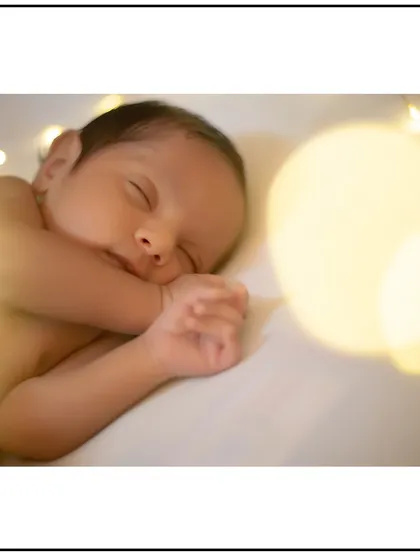 I often use soft, warm lights to create a dreamy and magical atmosphere for my newborn photoshoots, highlighting the peaceful sleep of your little one.