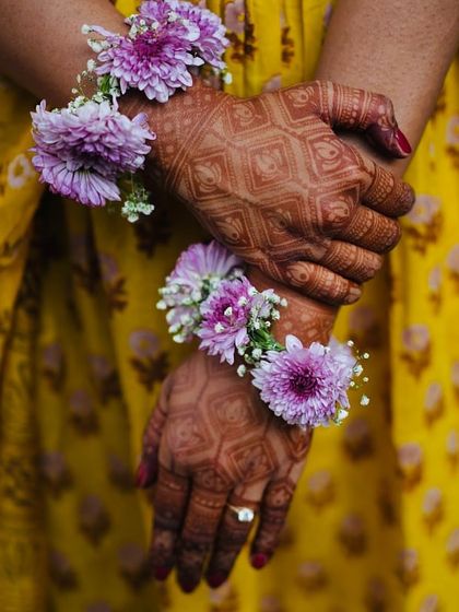 Floral jewelry is a must have for a Haldi ceremony. I designed these delicate wristlets and a matching maang tikka using fresh purple chrysanthemums and baby's breath for a soft, romantic look.