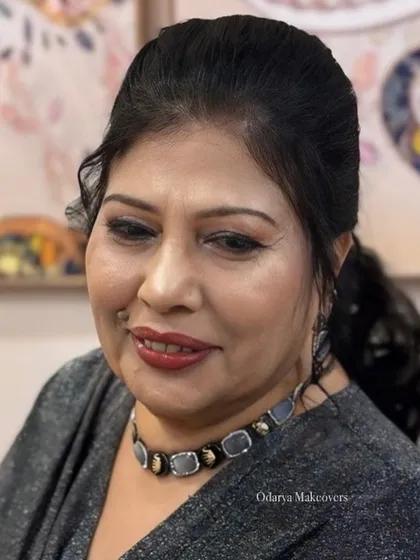 Another angle of this classic party makeup. The focus is on her eyes and a perfectly defined lip.
