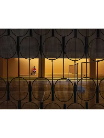I used a creative screen made of badminton rackets for the court in the 'Meraki' clubhouse. This playful detail is a nod to the space's function and adds a unique graphic element.