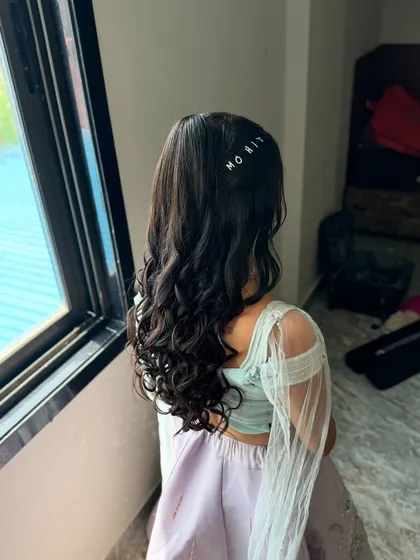 The final look of the personalized hairstyle, with soft curls cascading down.