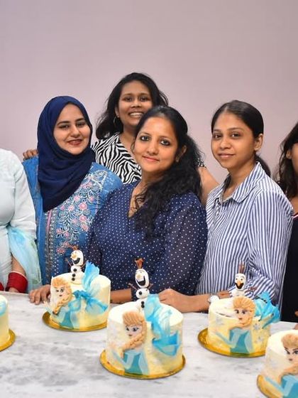 A class full of ice queens and kings! Our students did an incredible job creating these "Frozen" themed buttercream cakes, complete with edible character prints and frosty details.