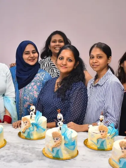 A class full of ice queens and kings! Our students did an incredible job creating these "Frozen" themed buttercream cakes, complete with edible character prints and frosty details.