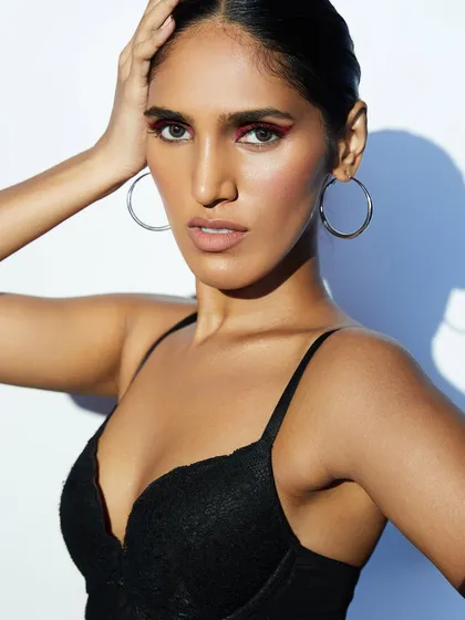 A simple yet striking look with a red graphic liner, proving that sometimes a small detail can make the biggest impact.