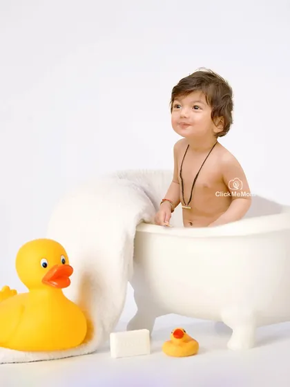 After the cake comes the splash. Our post-smash bubble bath sessions are a favorite, offering a chance for clean, simple, and adorable portraits with a classic rubber duck.