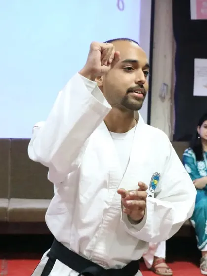 In my self-defense workshops, theory meets practice. I demonstrate a simple but effective blocking technique, showing participants how to react confidently and decisively under pressure.