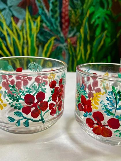 These chai cups feature a delicate, wild berry design. The bright red berries and green foliage bring a touch of nature to your tea time.