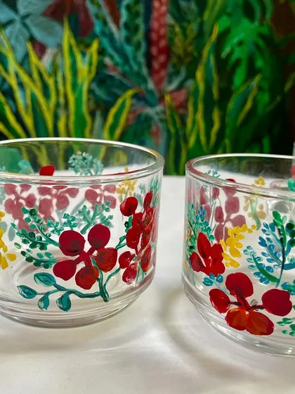 These glass cups feature a wildflower bouquet design, with a mix of red, yellow, and blue flowers.
