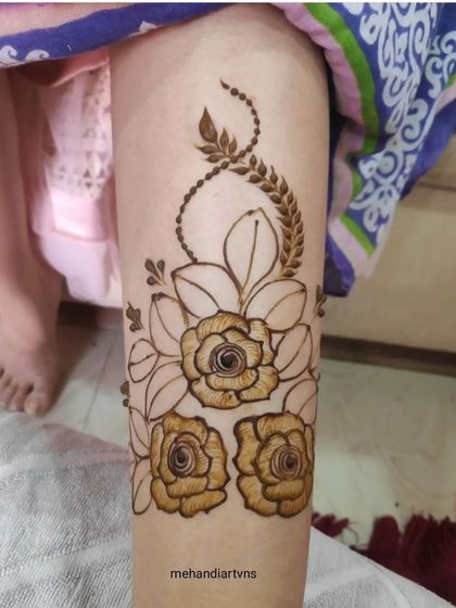This image shows the outline of the floral band before the shading is filled in, giving a glimpse into the process.