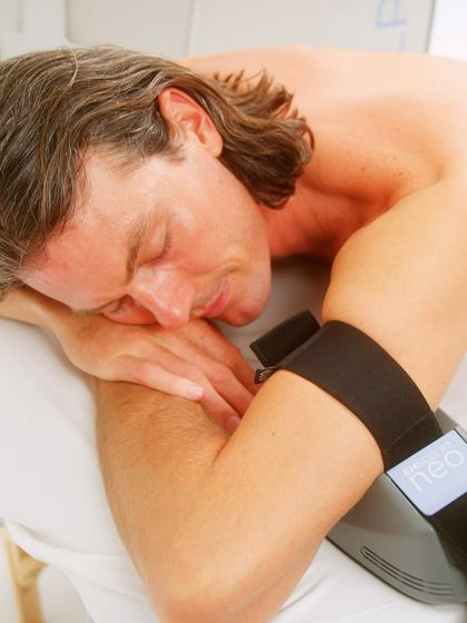 Emsculpt NEO is also highly effective for toning the arms. Here, the small applicator is used to target the biceps and triceps, reducing fat and building muscle for stronger, more sculpted arms.