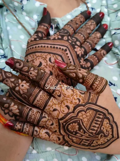 A beautiful back-of-hand design with a mix of paisley and floral patterns.