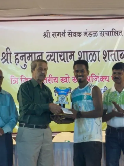 Deepak Madhav receiving the Best Defender award at the Shri Hanuman Vyayam Shala Shatabdi Mahotsav.
